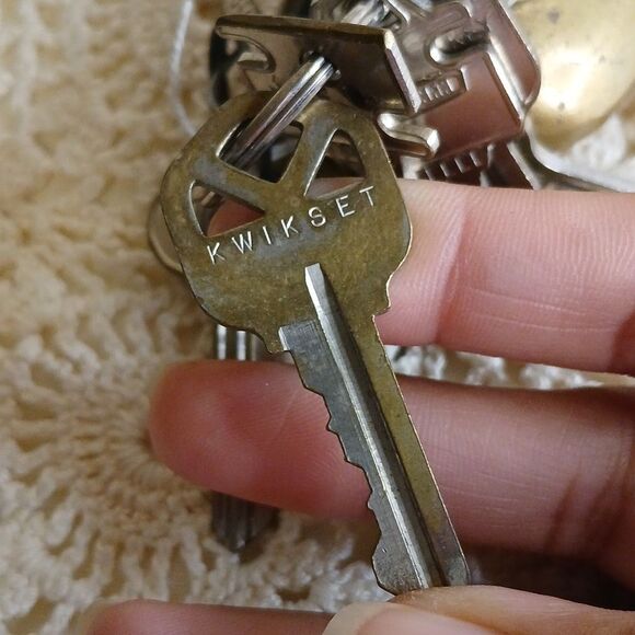 Vintage Brass Heart Shaped 2.5 inch Key‎ Chain with 13 Keys - Picture 11 of 15